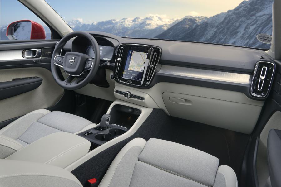 Торпедо Volvo XC40 T5 Plug-in Hybrid 2019 года  (WW) (фото 2 из 24)